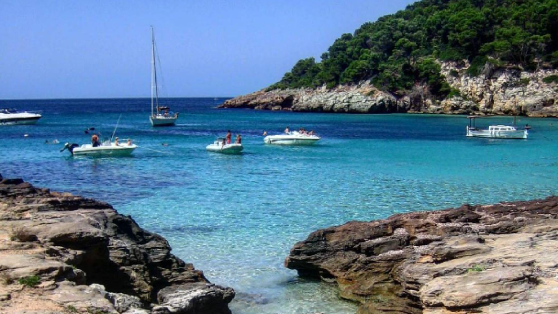 Esta playa de España en la que solo se puede acceder en barco, entre las mejores de Europa