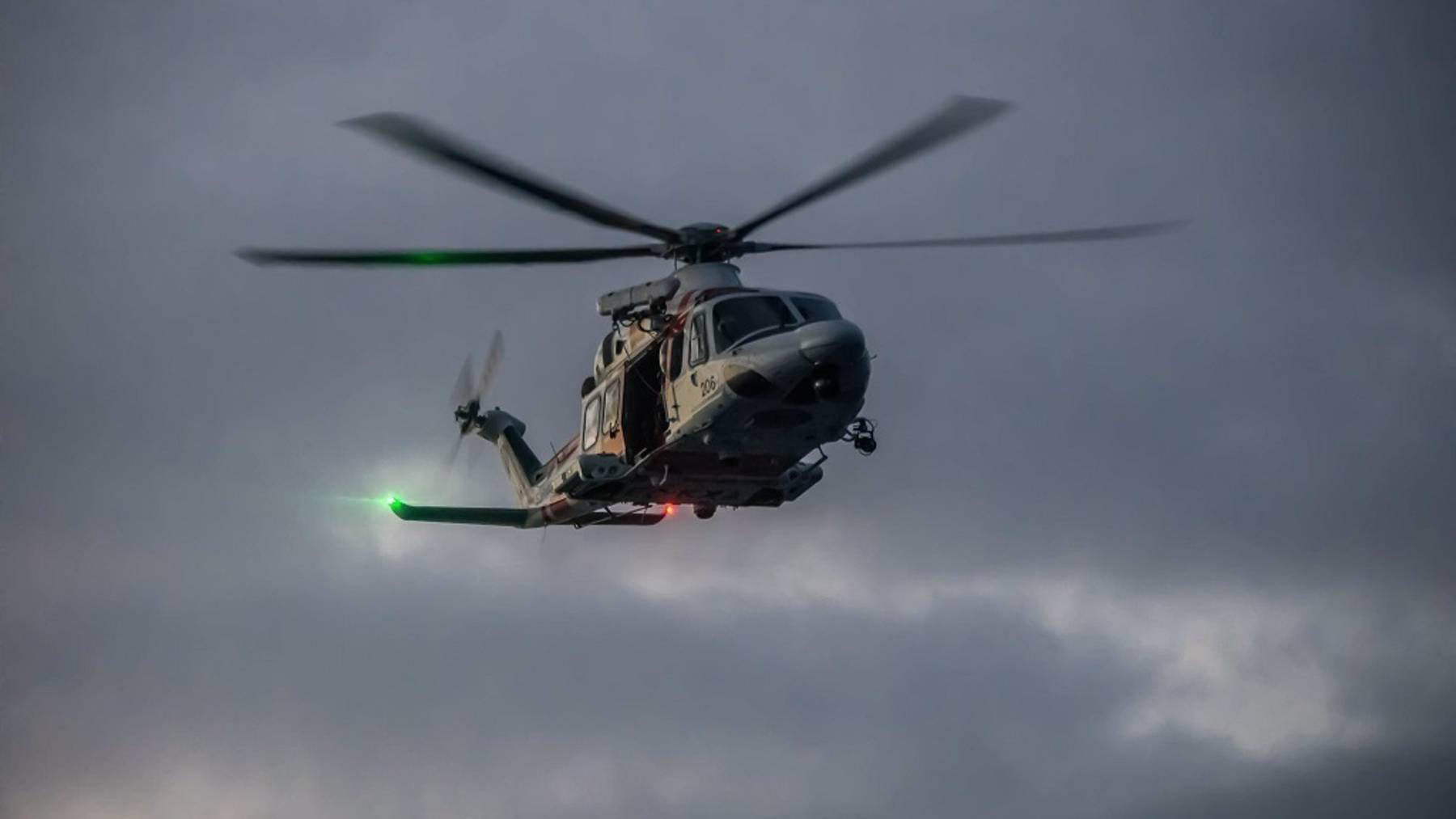 El helicóptero Helimer 206 que ha participado en la búsqueda de la mujer desaparecida en el mar.