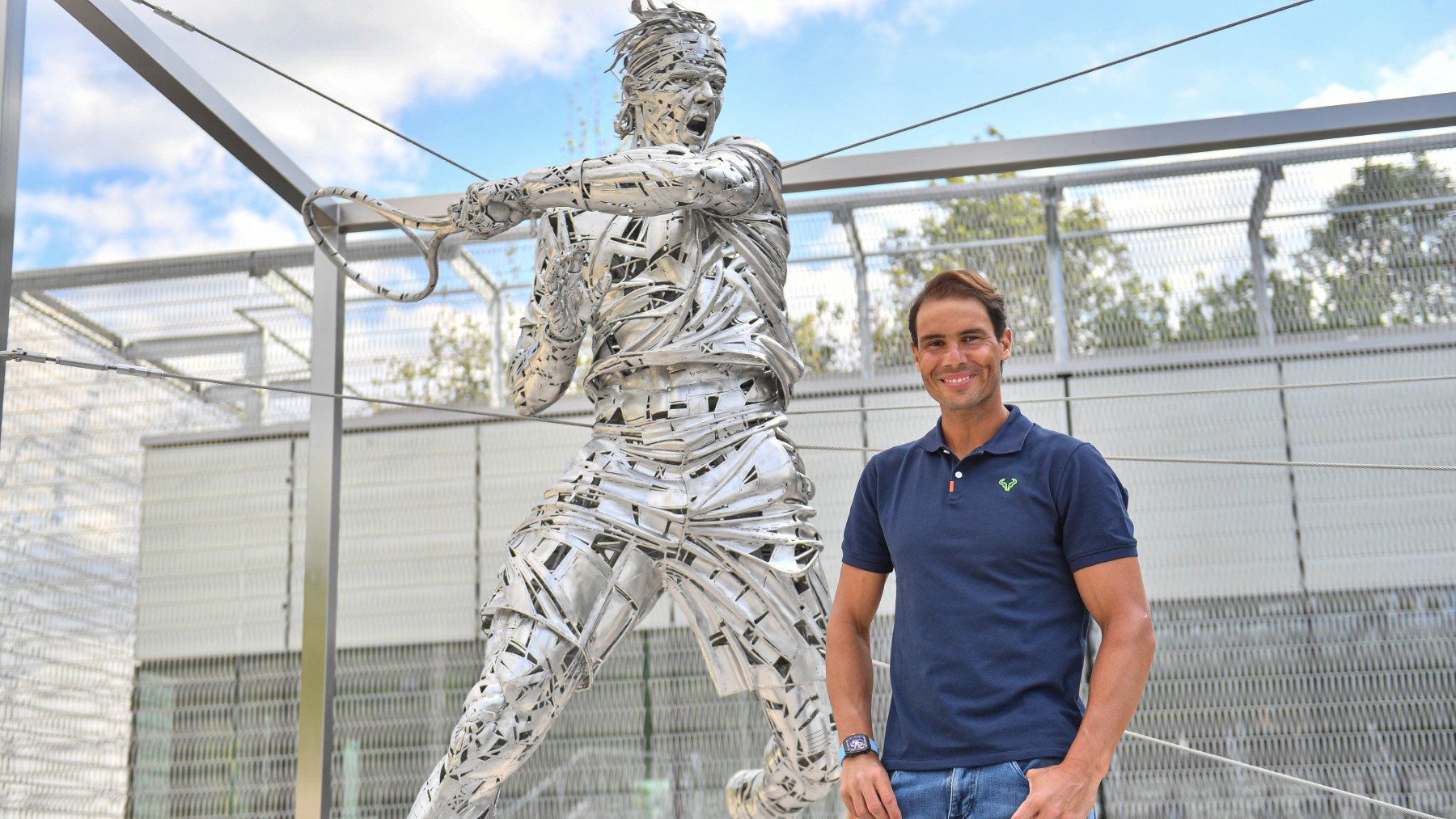 Nadal posa junto a su estatua en Roland Garros.