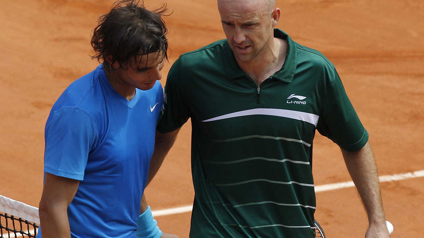 Ljubicic felicita a Nadal tras un partido en Roland Garros 2011 (AFP)