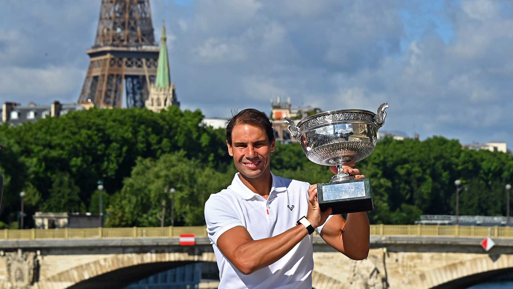 Rafa Nadal posa con el título de campeón de Roland Garros en París (Getty)