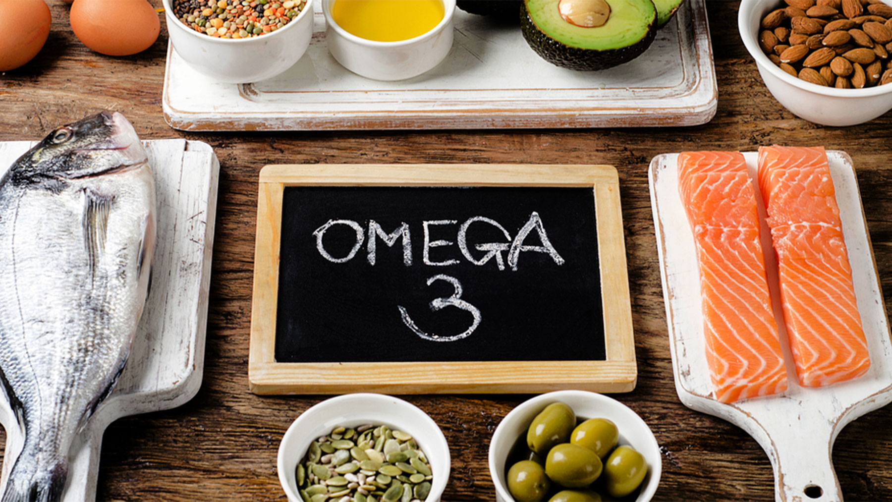 Pescados grasos como el salmón, el aguacate y los frutos secos son ricos en omega-3.