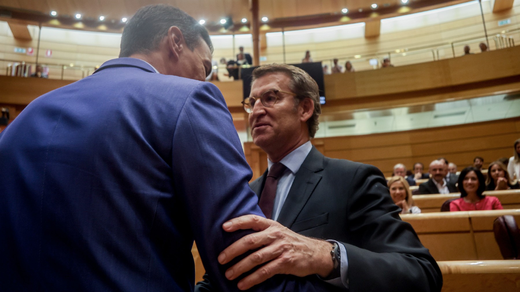 Pedro Sánchez y Alberto Núñez Feijóo en el Senado. (Foto: EP)