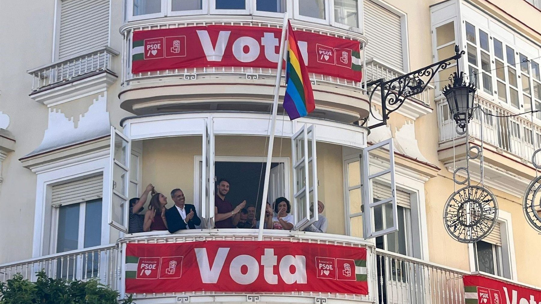 El PSOE-A busca el voto LGTBI izando la bandera arcoíris en la Cádiz de Kichi (PSOE).