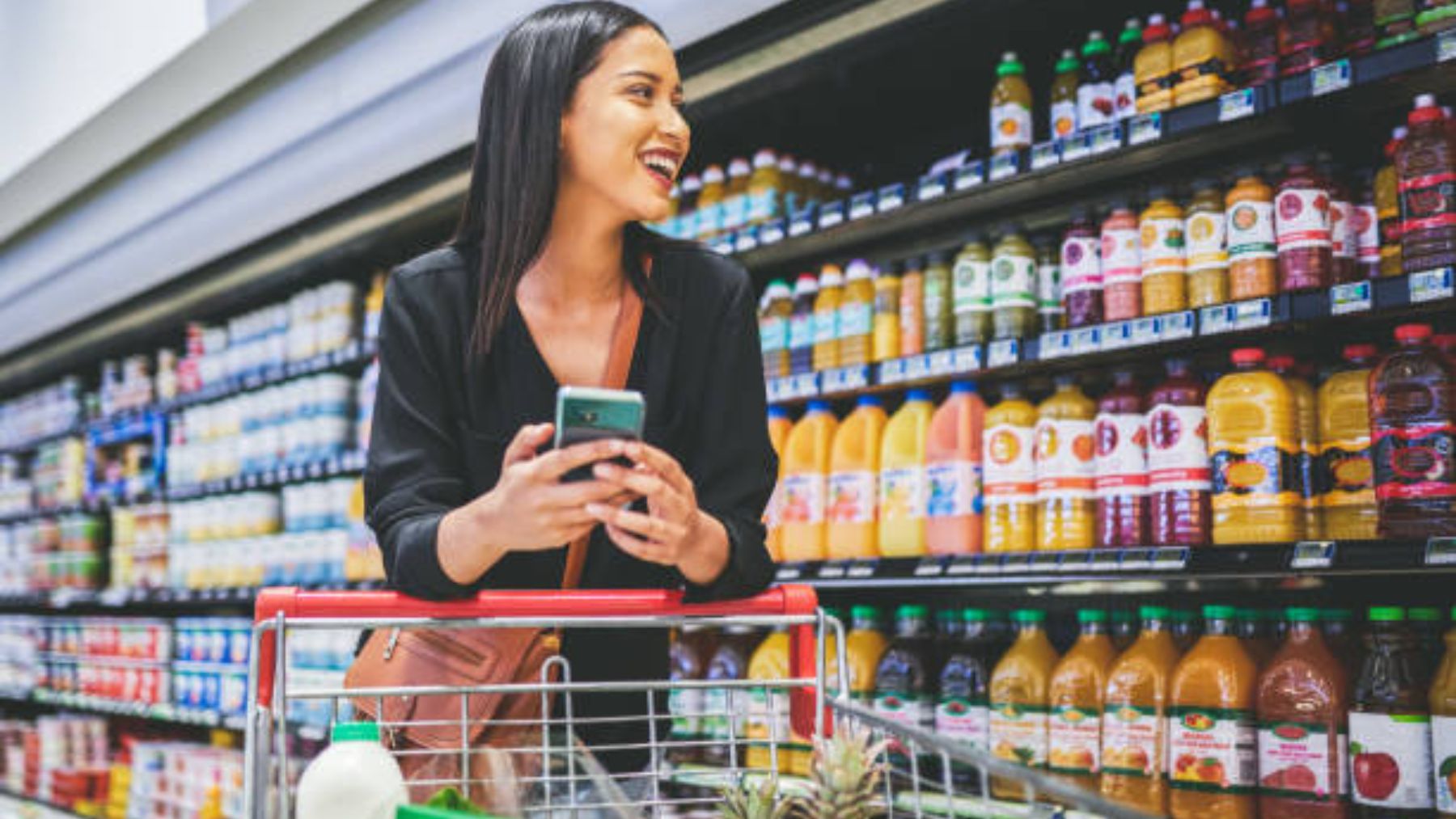 El motivo por el que las bebidas suelen estar al final del supermercado