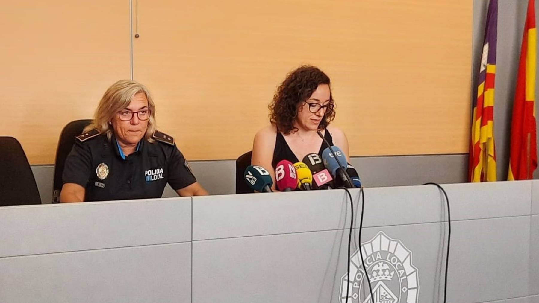 La concejal de Seguridad Ciudadana, Joana Maria Adrover, y la comisaria Antònia Barceló.