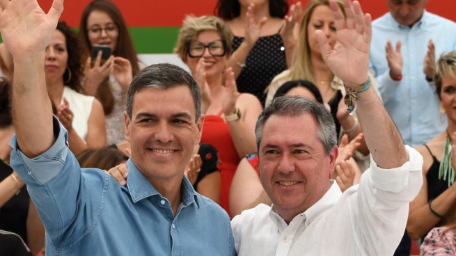 Pedro Sánchez con el líder del PSOE andaluz, Juan Espadas.