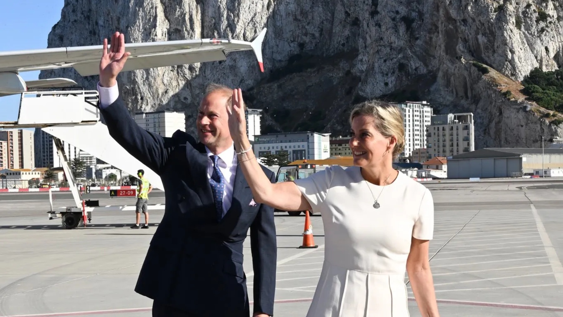 Los condes de Wessex llegan a Gibraltar (Casa Real Británica)