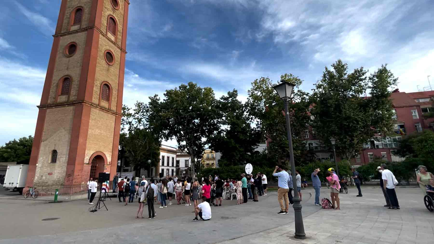 Apenas 100 asistentes al primer mitin de Errejón en Sevilla: “No, si yo pasaba por aquí”.