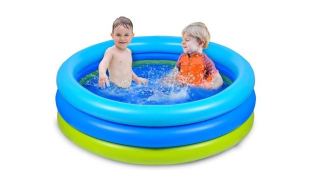 Niños en una piscina hinchable