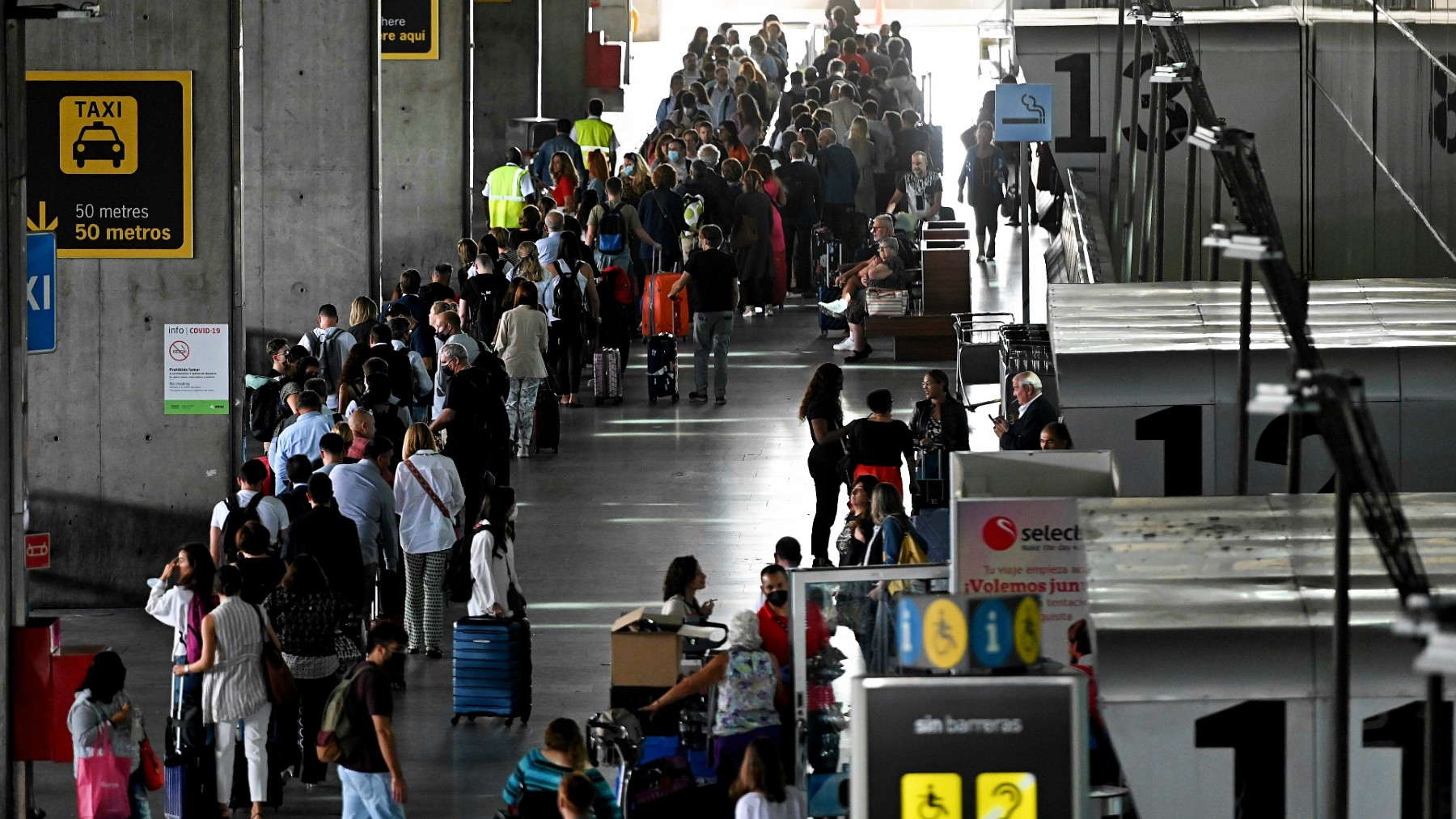 Colas en el Aeropuerto de Barajas de Madrid. (Foto: Efe)