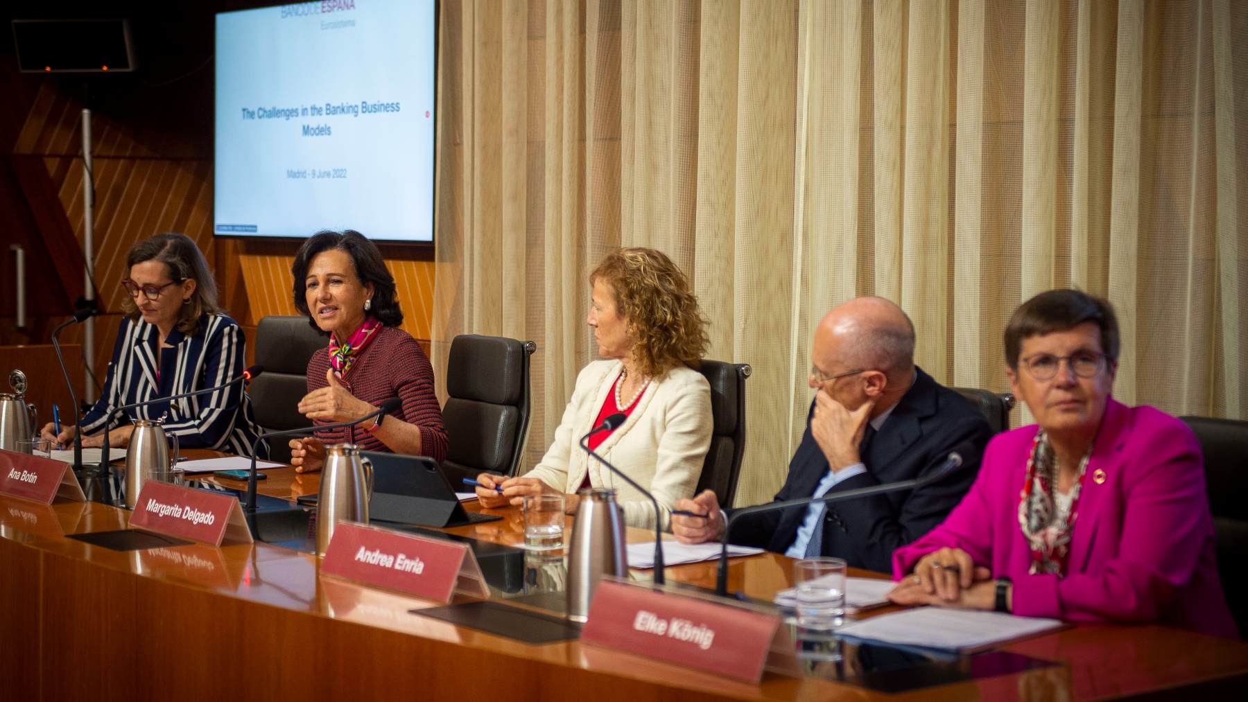 La periodista Rebeca Gimeno; la presidenta del Banco Santander, Ana Patricia Botín; la subgobernadora del Banco de España, Margarita Delgado; el presidente del Consejo de Supervisión del BCE, Andrea Enria y la presidenta de la JUR, Elke König, el jueves en el Banco de España.