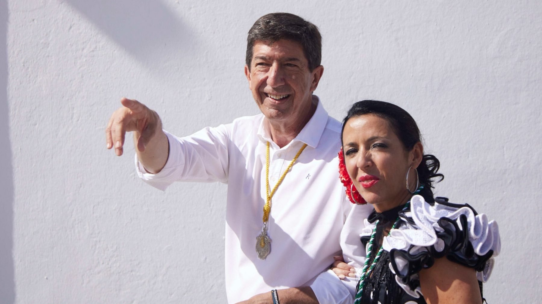 Juan Marín pasea junto a la presidenta del Parlamento andaluz, Marta Bosquet, durante la Romería del Rocío (EP).