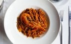 Fideuá rápida en freidora de aire con solo 3 ingredientes