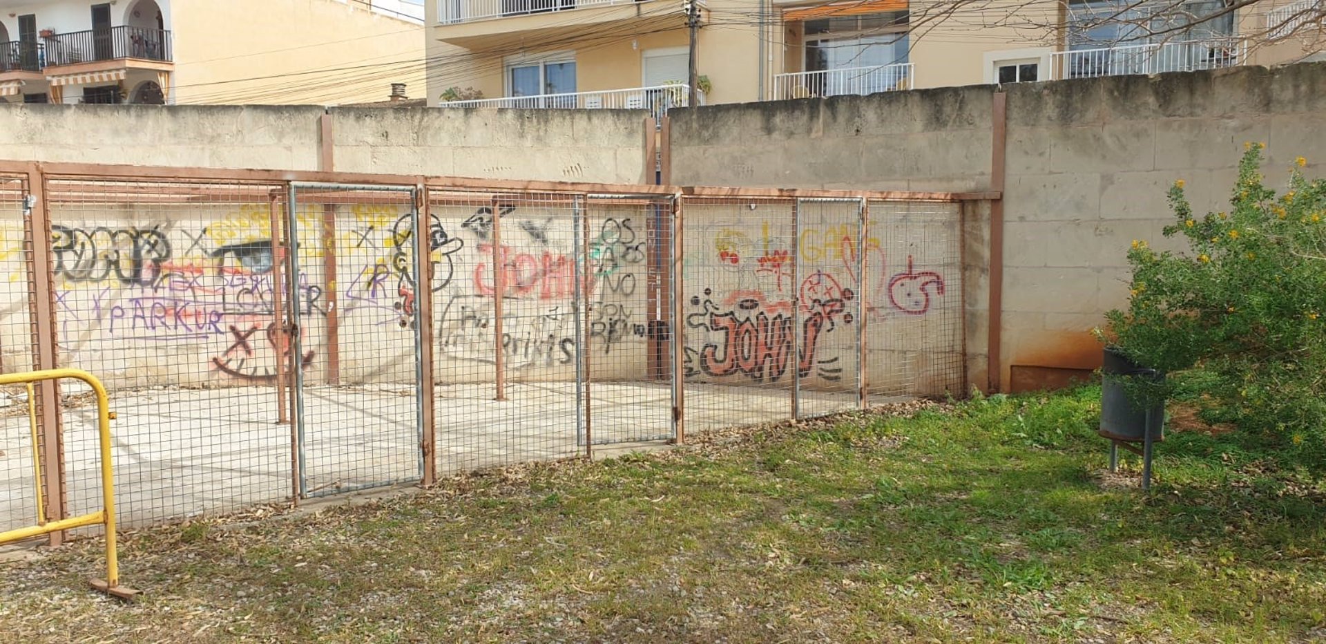 Una de las pintadas vandálicas en Manacor que denuncia el PP.