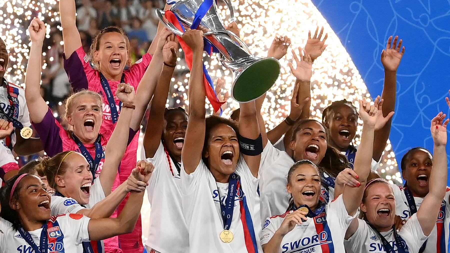 Las jugadores del Lyon celebran la Champions. (AFP)