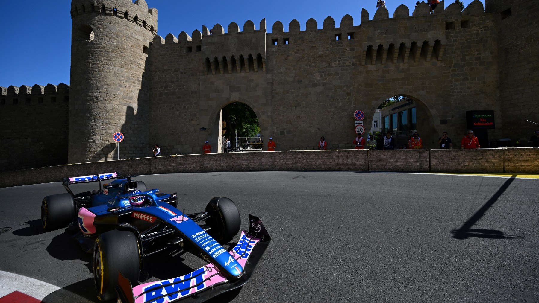 Alonso, en el circuito urbano de Bakú. (AFP)