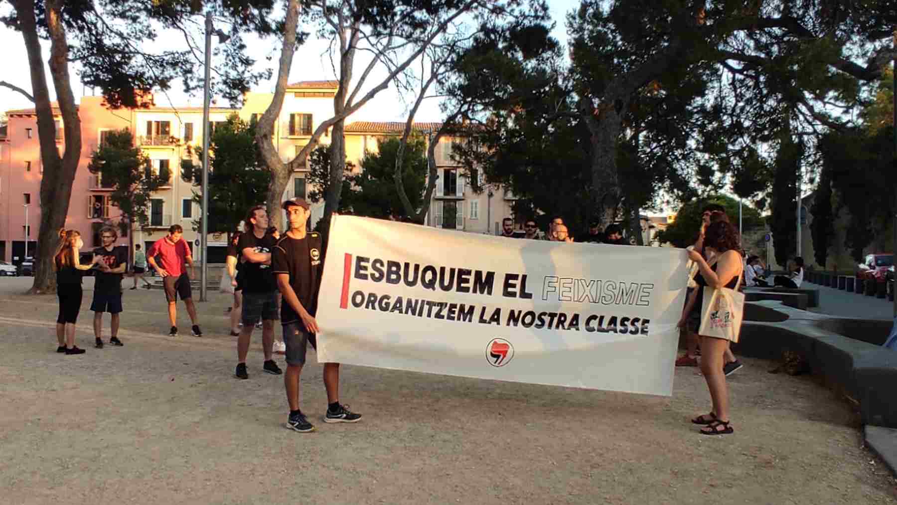 Alguno de los participantes en el fracasado escrache contra la cena de verano de Vox en Palma.