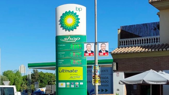 Propaganda de Juan Espadas (PSOE-A) frente a una gasolinera.