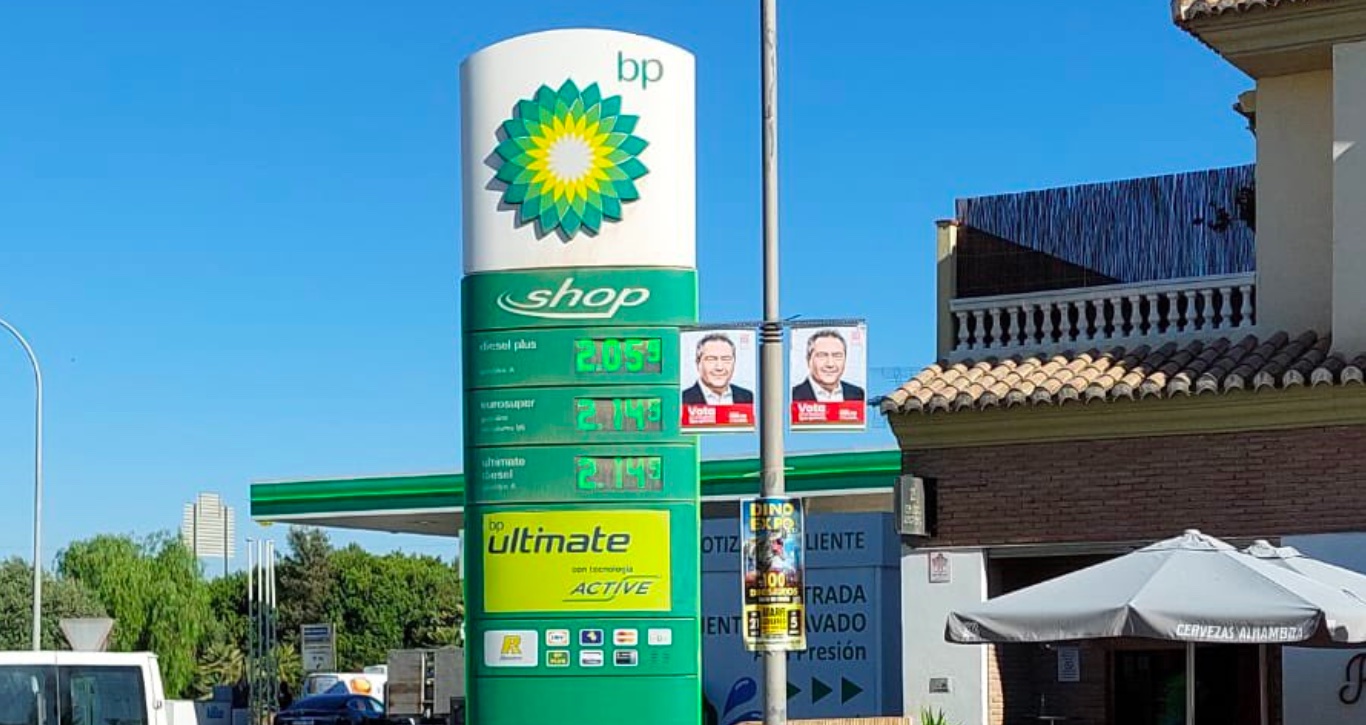 Propaganda de Juan Espadas (PSOE-A) frente a una gasolinera.