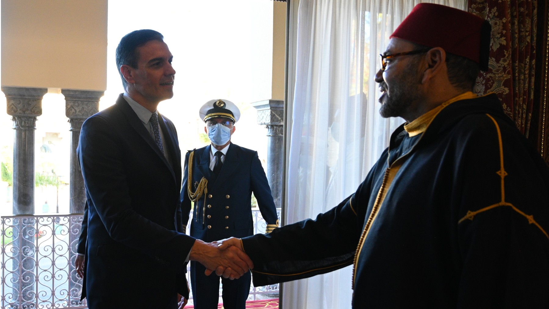Pedro Sánchez y Mohamed VI, en Rabat. (Foto: EP).
