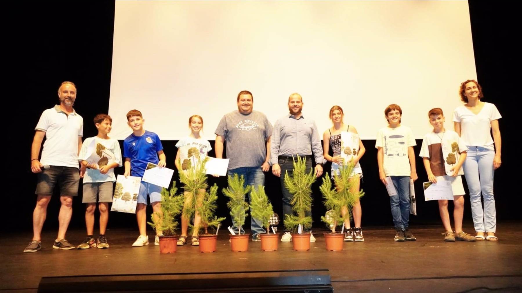 Entrega de premios al ganador y finalistas municipales del concurso de dibujo ‘Ni 1 foca al bosc’