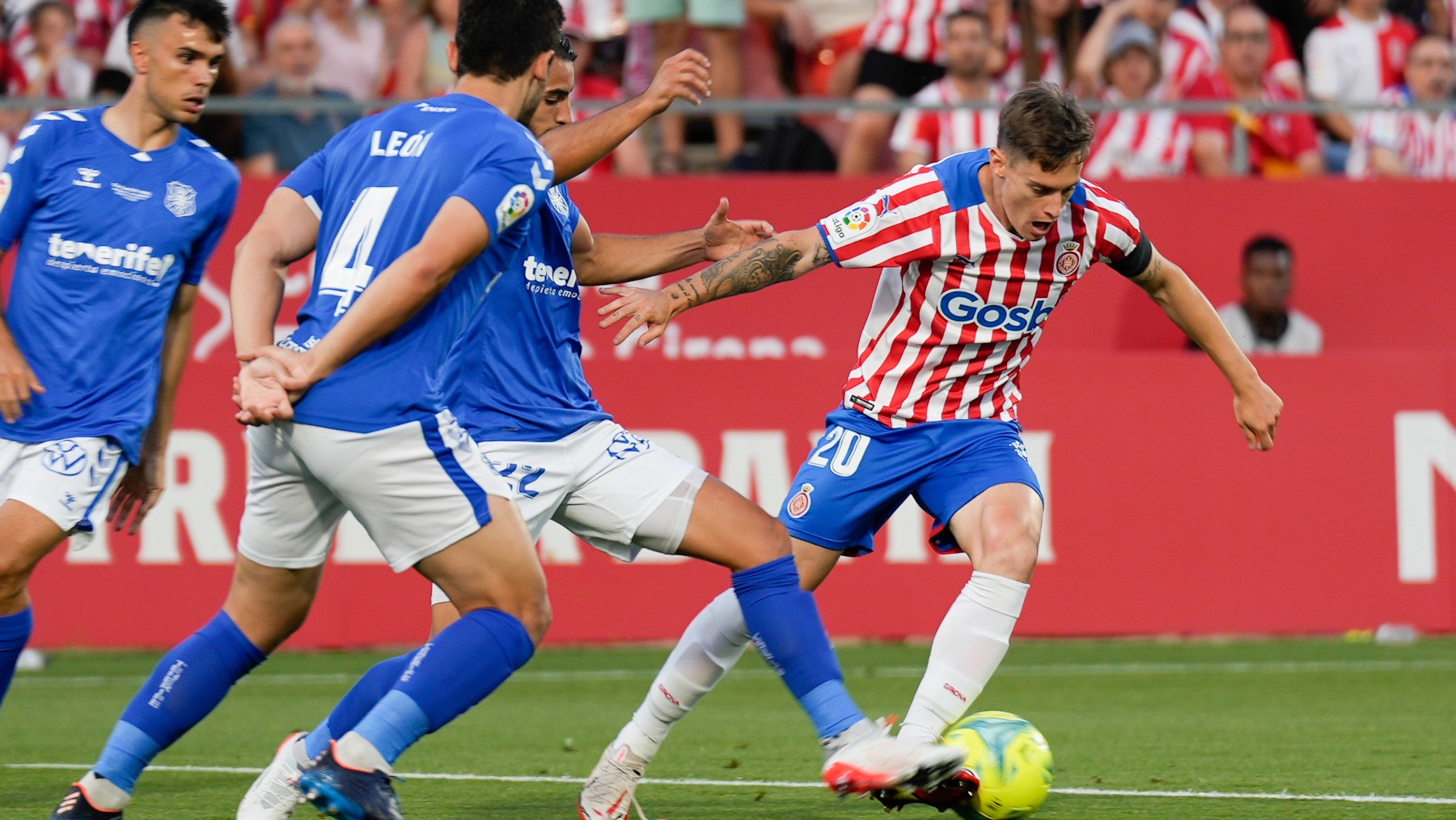 Girona y Tenerife, durante el partido. (EFE)