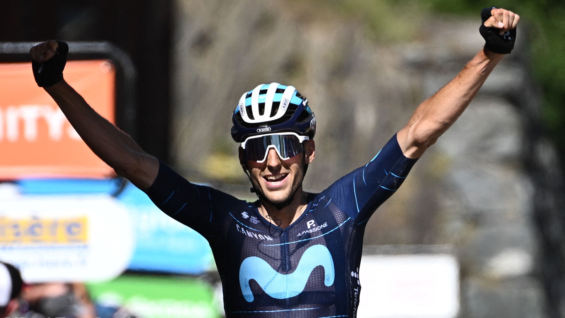 Carlos Verona celebra su victoria en el Critérium del Dauphiné. (AFP)
