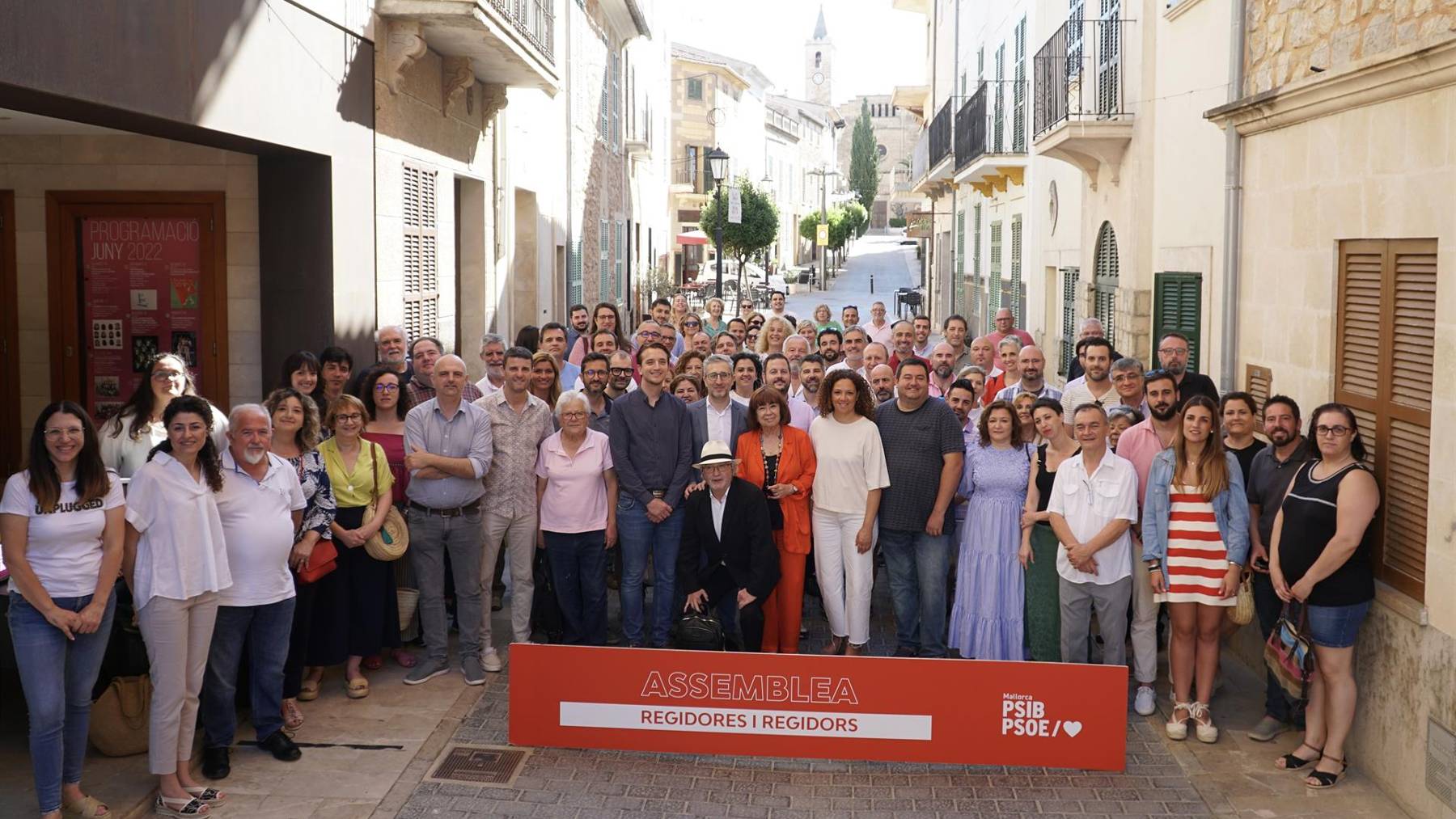 Cristina Narbona y Cati Cladera con los concejales del PSOE en Sant Llorfenç.