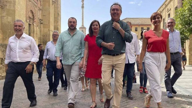 Espadas, junto a los barones, paseando por Córdoba. Foto: Joan Guirado