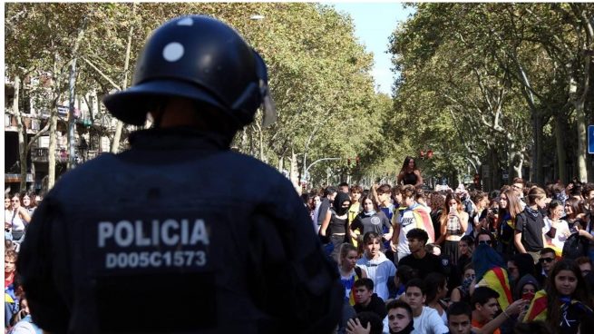 Un agente de Policía durante las protestas en Barcelona tras conocerse la sentencia del 1-O.
