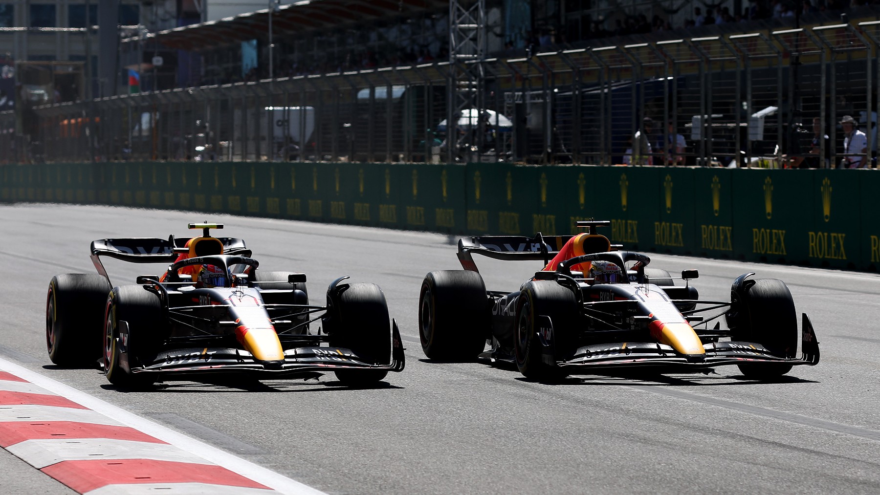Max Verstappen y Checo Pérez durante el GP de Azerbaiyán de F1. (Getty)