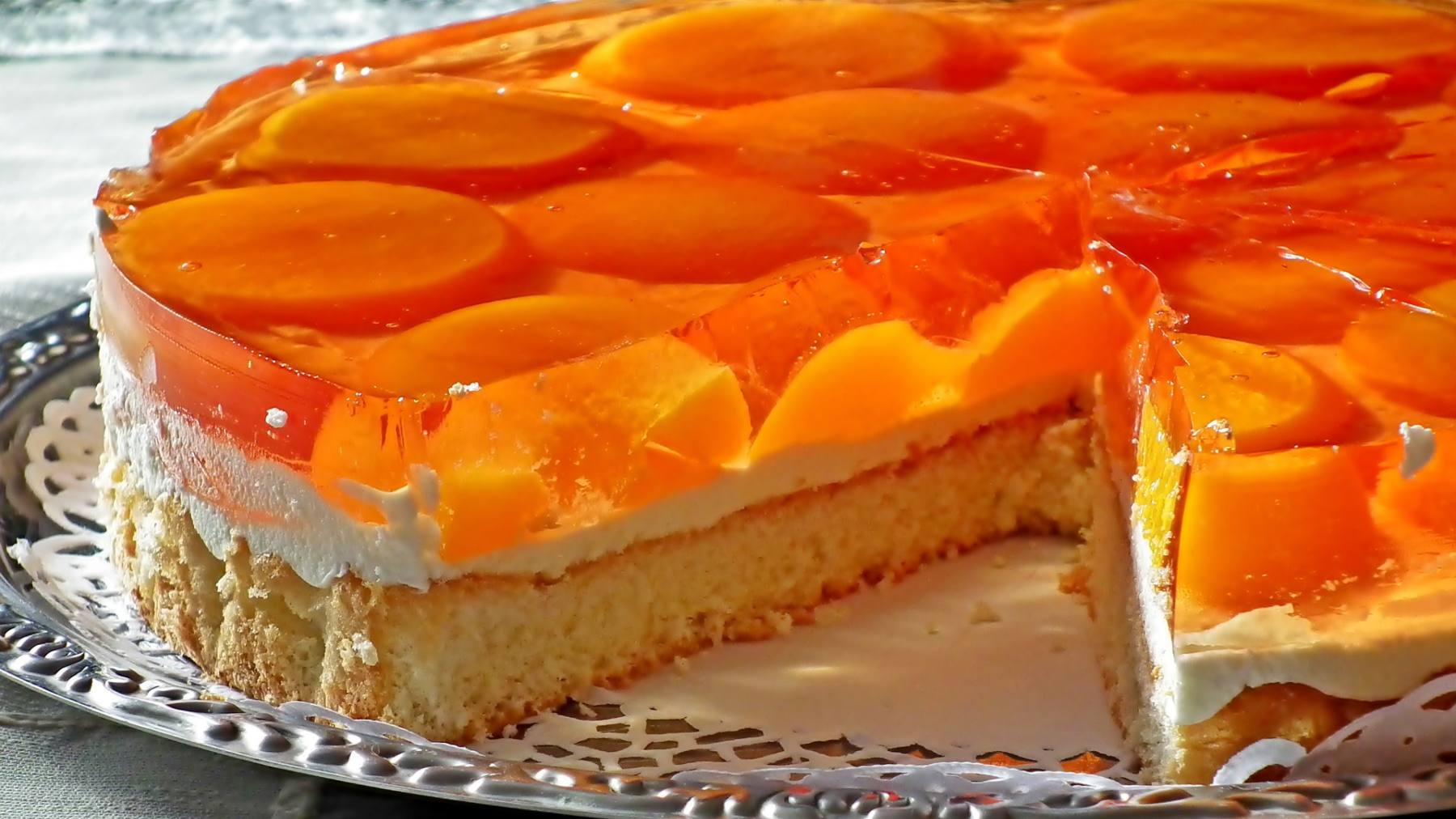 Желейный крем. Торт йогуртовый с персиком. Персиковый торт. Бисквитный торт с персиками консервированными. Торт с желе и фруктами.