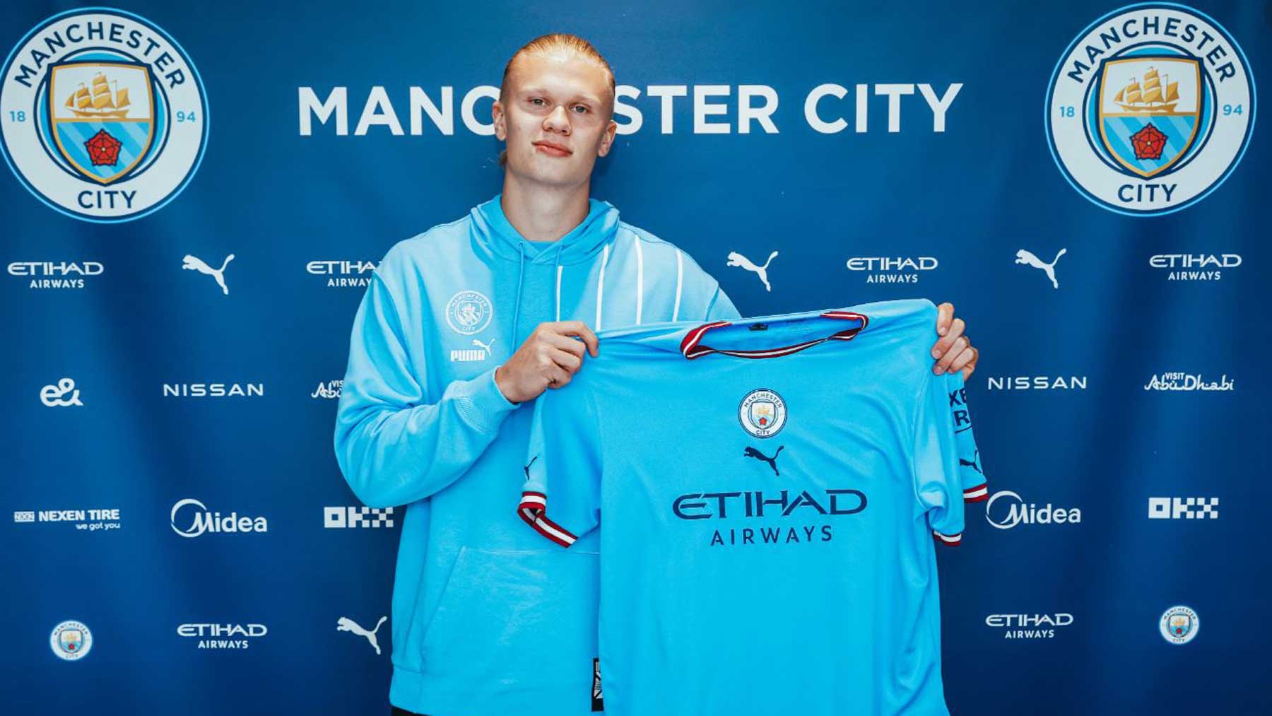 Haaland posa con la camiseta del Manchester City