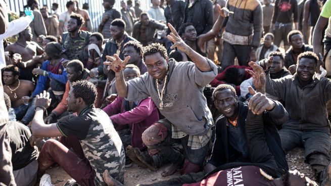 inmigrantes queriendo saltar la valla de Melilla