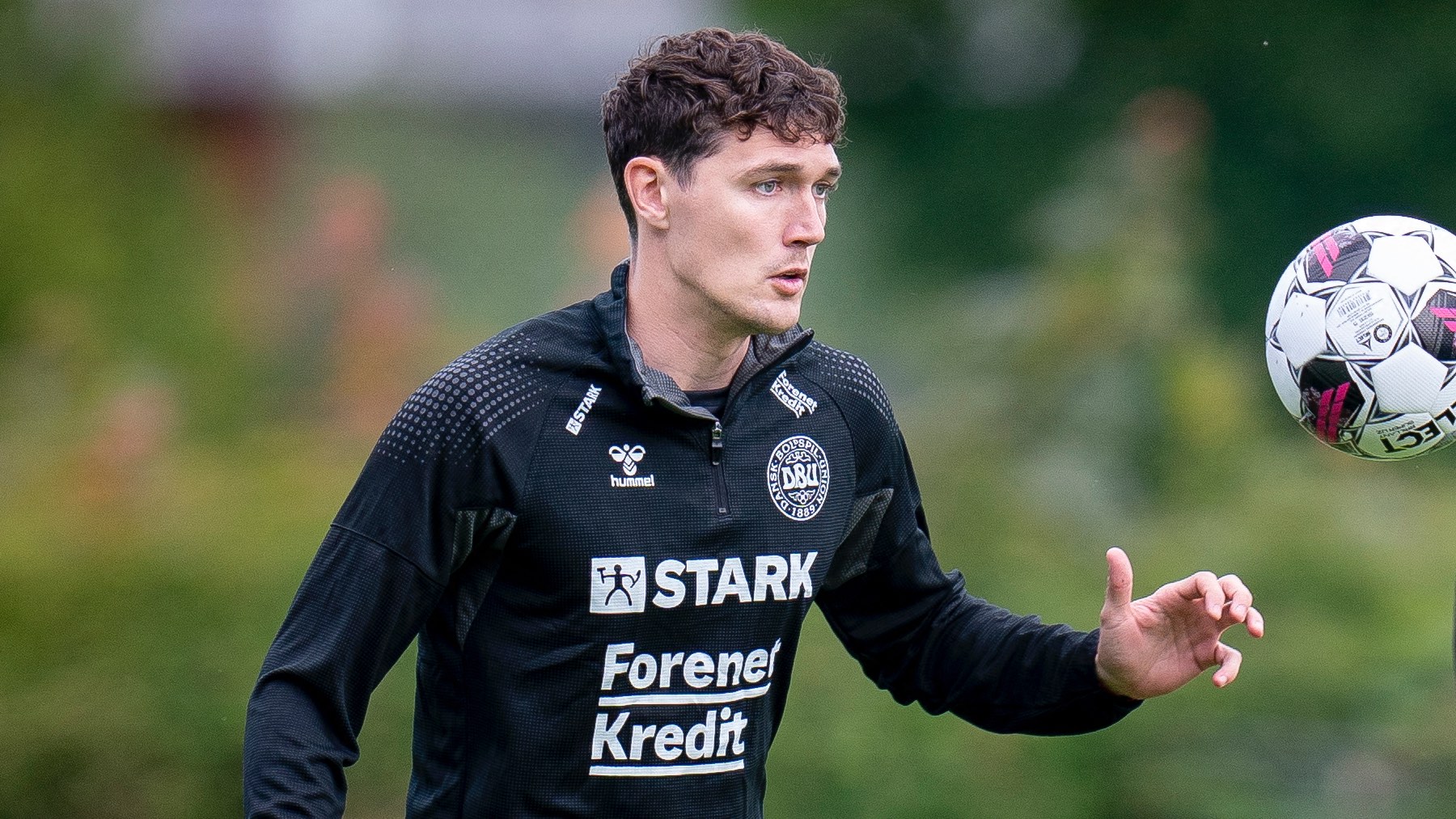 Andreas Christensen entrena con Dinamarca. (AFP)