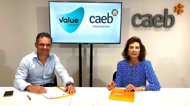 Carmen Planas y el socio fundador de la consultora, Carlos López, han firmado el acuerdo de colaboración. CAEB