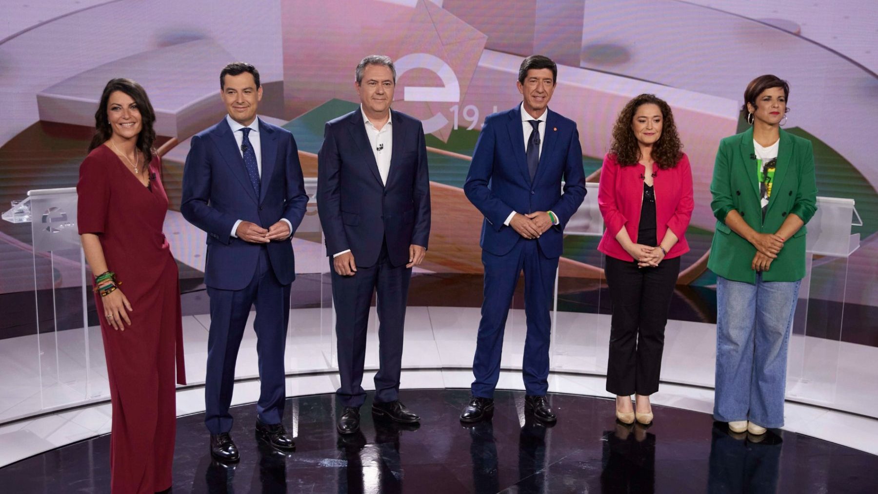 Los seis candidatos posan en el plató de Canal Sur instantes antes del debate (EUROPA PRESS).