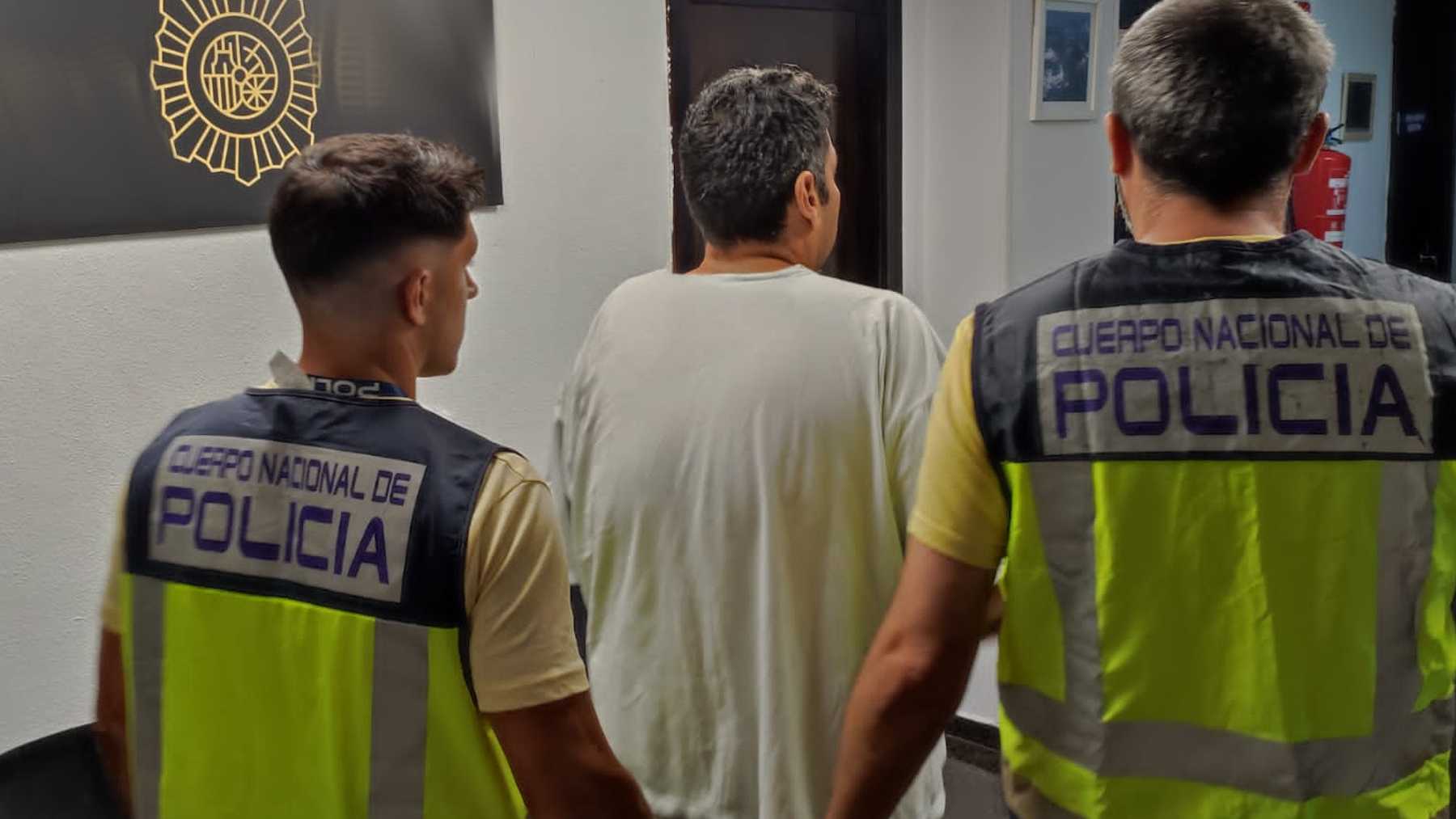 El detenido llegando a dependencias policiales. POLICÍA NACIONAL