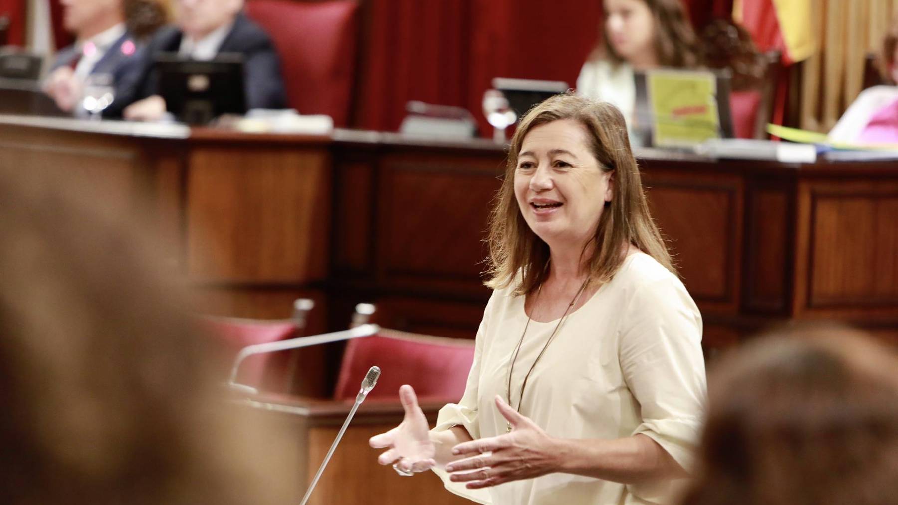 La presidenta Armengol, en el Parlament, responde a las acusaciones de Vox.