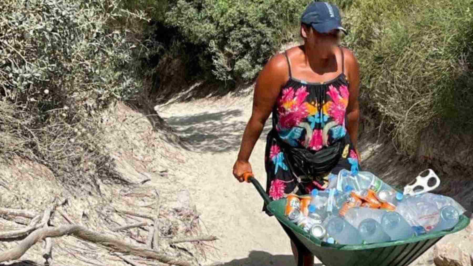 Vendedora ambulante transporta la mercancía del bosque a la playa de Es Trenc en Mallorca.
