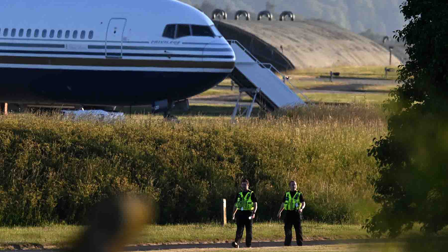 Avión que iba a deportar a inmigrantes a Ruanda