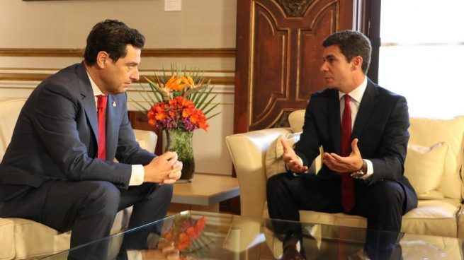 Juanma Moreno y el exvicepresidente del Parlamento de Andalucía, Sergio Romero.
