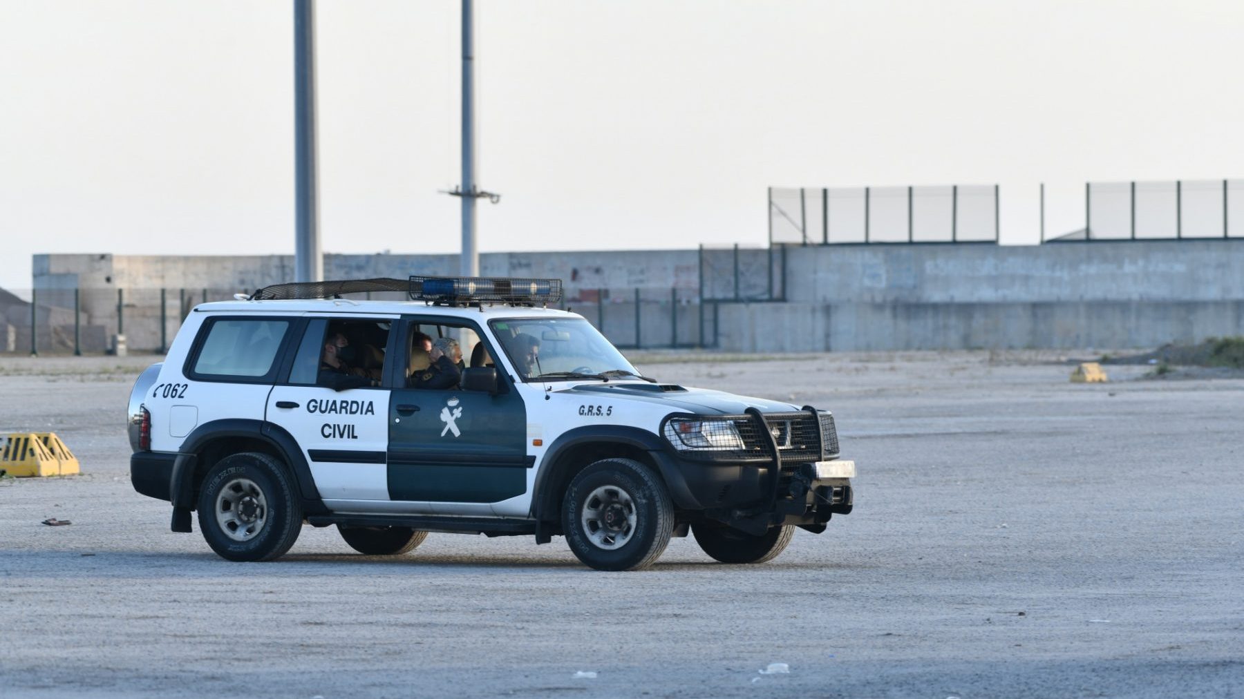 Un vehículo de la Guardia Civil en la zona portuaria de Ceuta (ANTONIO SEMPERE / EUROPA PRESS).