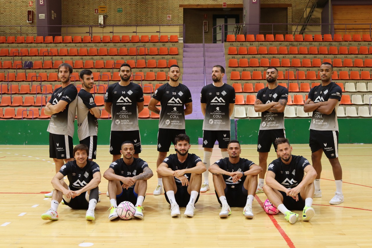 La plantilla del Palma Futsal posa en Jaén antes del entrenamiento de ayer