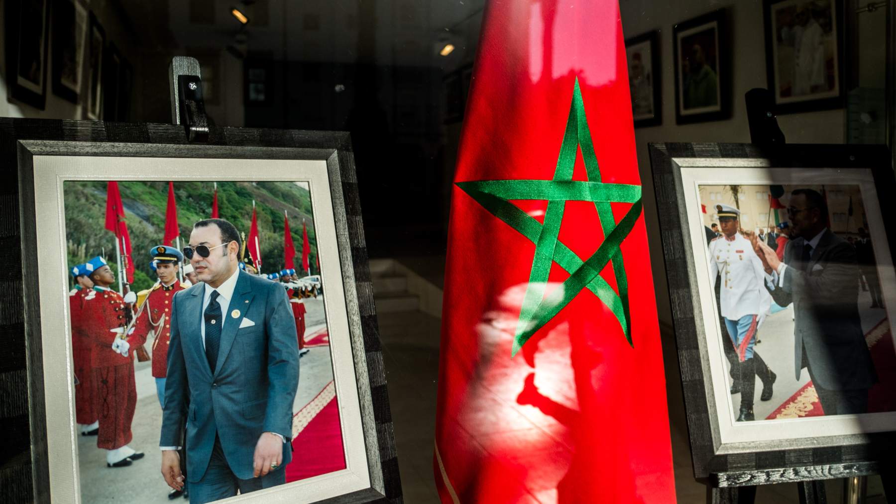 Bandera de Marruecos junto a un retrato del rey Mohamed VI.