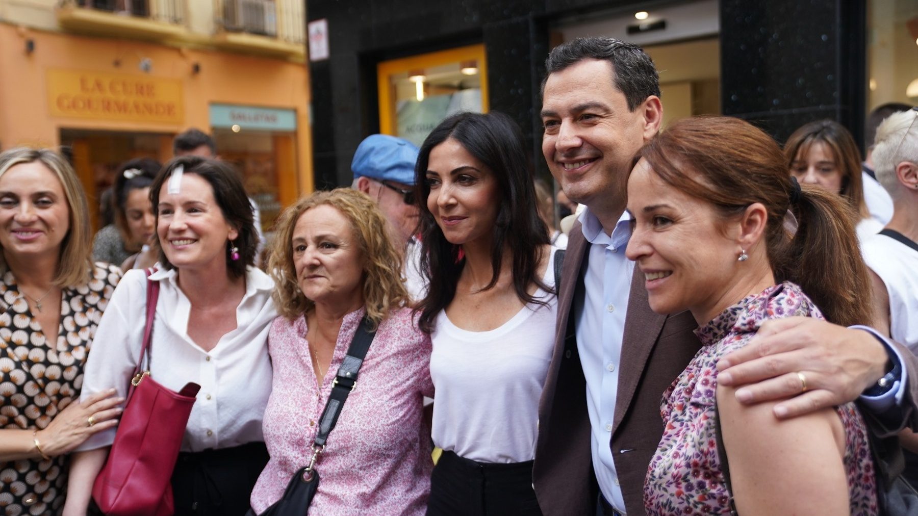 Juanma Moreno posa acompañado de un grupo de mujeres en Granada (TWITTER).