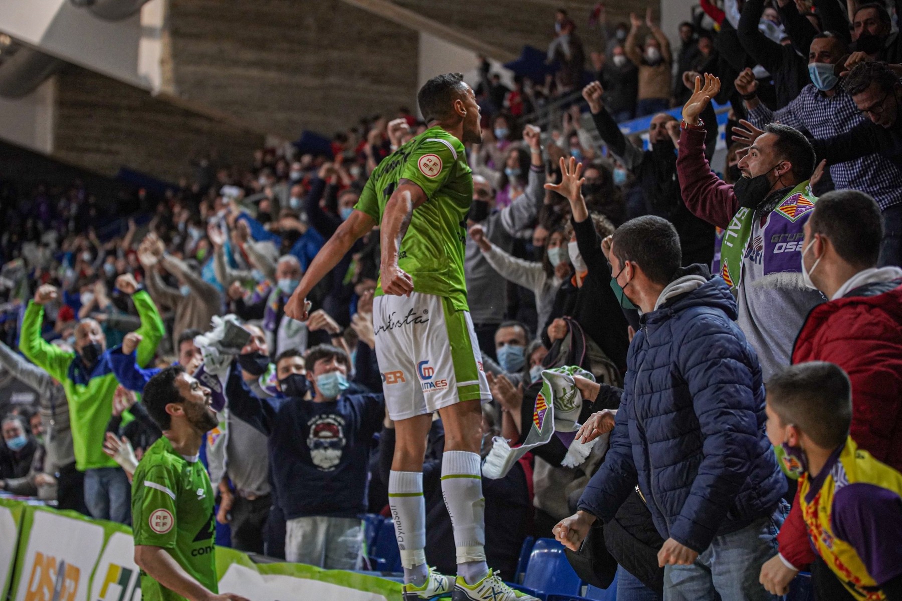 Mancuso celebrando un gol durante la temporada con la afición del Palma Futsal