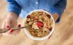 La psicología sugiere que la generación que cenaba cereales y volvía a casa caminando en la oscuridad no solo sobrevivió al abandono, sino que construyó un sistema operativo emocional basado en la autosuficiencia