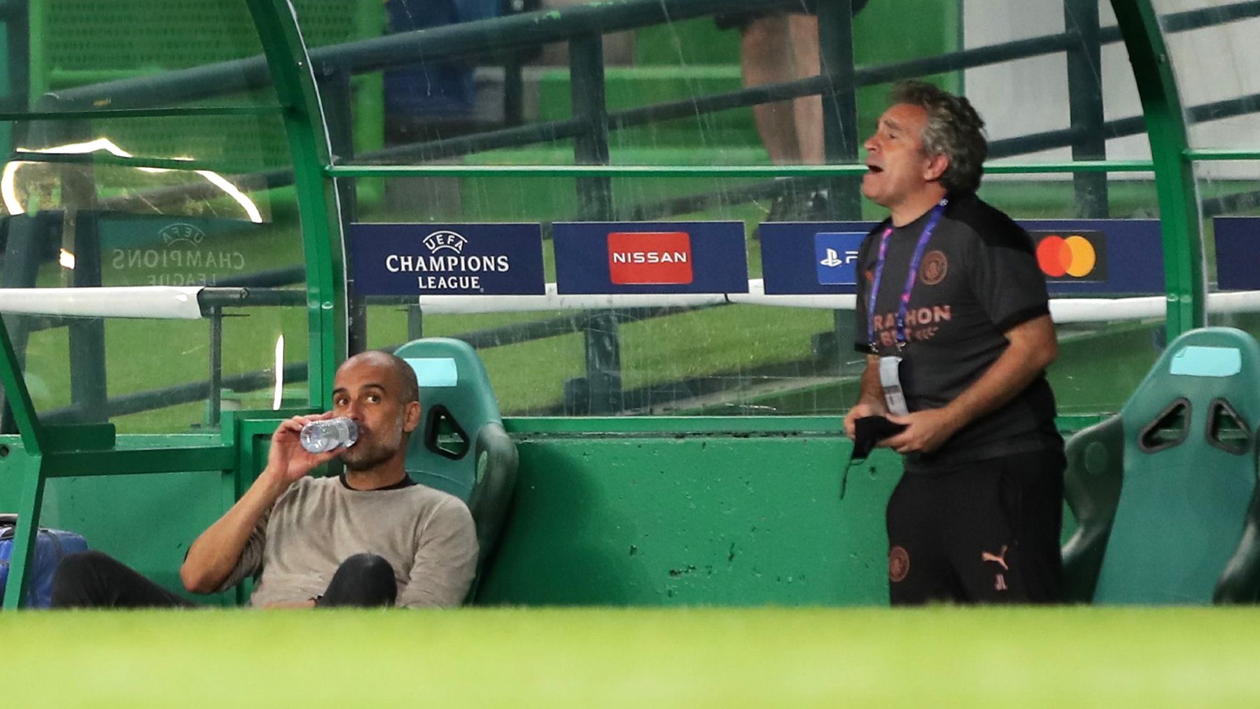 Juanma Lillo dirige ante Guardiola en un partido del City. (Getty)
